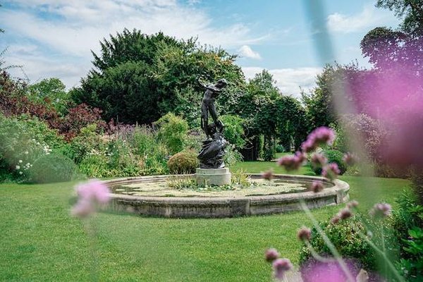 Quels sont les accessoires qui apportent du charme, du caractère et du raffinement à votre jardin, comme les fontaines, les statues ou les lanternes ?